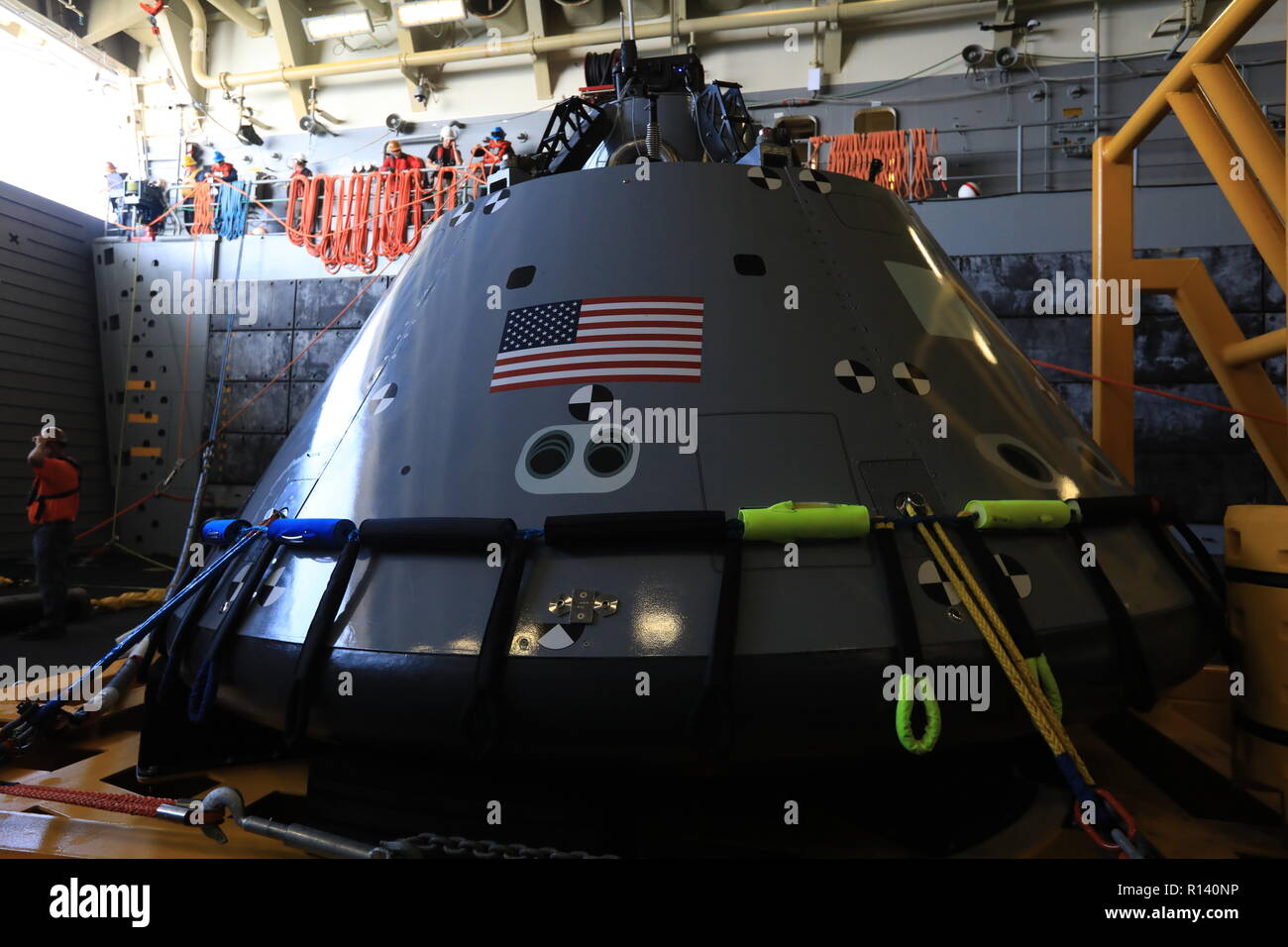 Une maquette version de la prochaine génération d'Orion capsule spatiale est fixé sur le socle à l'intérieur du pont du coffre de l'USS John P. Murtha lors d'un test de récupération de l'océan ouvert le 31 octobre 2018 dans l'océan Pacifique. La NASA et la marine américaine n'a pas effectué l'océan ouvert récupération d'un vaisseau spatial habité depuis le projet Apollo dans les années 60 et sont des procédures d'essai et le matériel qui sera utilisé pour récupérer le vaisseau Orion après il éclaboussures vers le bas dans l'océan Pacifique à la suite des futures missions d'exploration spatiale. Banque D'Images