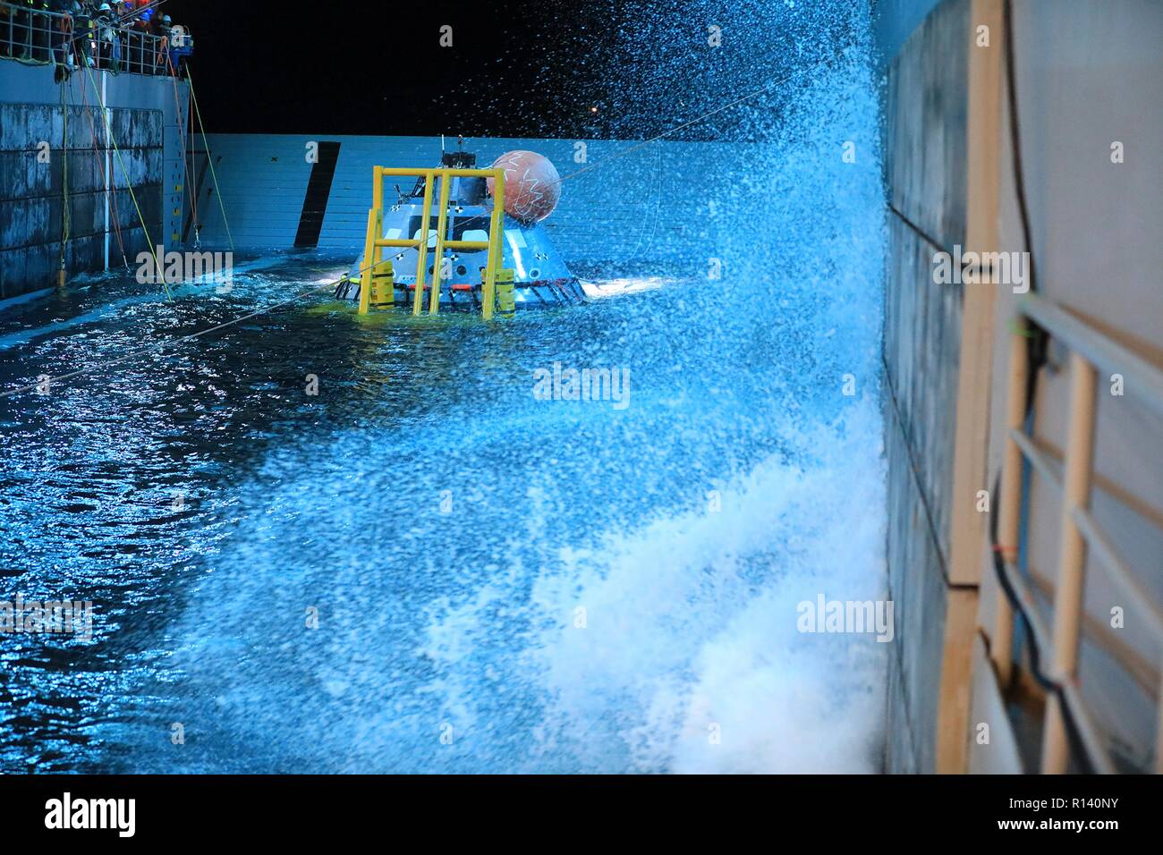 Une version d'essai de la prochaine génération d'Orion capsule spatiale est guidé sur son berceau, dans le pont du coffre de l'USS John P. Murtha lors d'un test de récupération, 3 novembre 2018 dans l'océan Pacifique. La NASA et la marine américaine n'a pas effectué l'océan ouvert récupération d'un vaisseau spatial habité depuis le projet Apollo dans les années 60 et sont des procédures d'essai et le matériel qui sera utilisé pour récupérer le vaisseau Orion après il éclaboussures vers le bas dans l'océan Pacifique à la suite des futures missions d'exploration spatiale. Banque D'Images