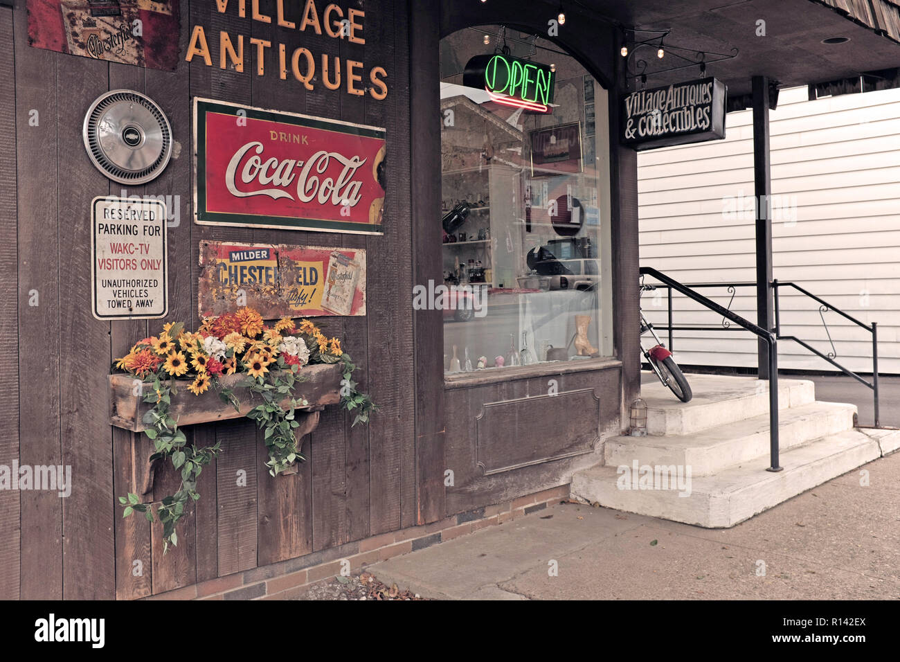 L'extérieur du village d'Antiquités magasin dans le centre-ville in Sugarcreek, Ohio, USA, une boutique d'antiquités uniques au coeur de l'Ohio Amish Country. Banque D'Images