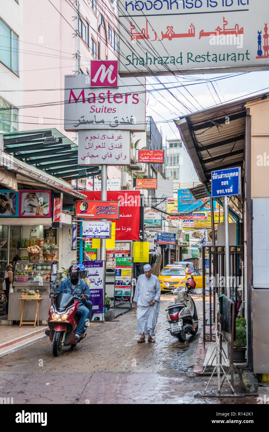 Bangkok, Thaïlande - 1er octobre 2018 : un homme marche le long de la rue arabe au large de Sukhumvit Road. La région est connue pour les entreprises d'Arabie. Banque D'Images