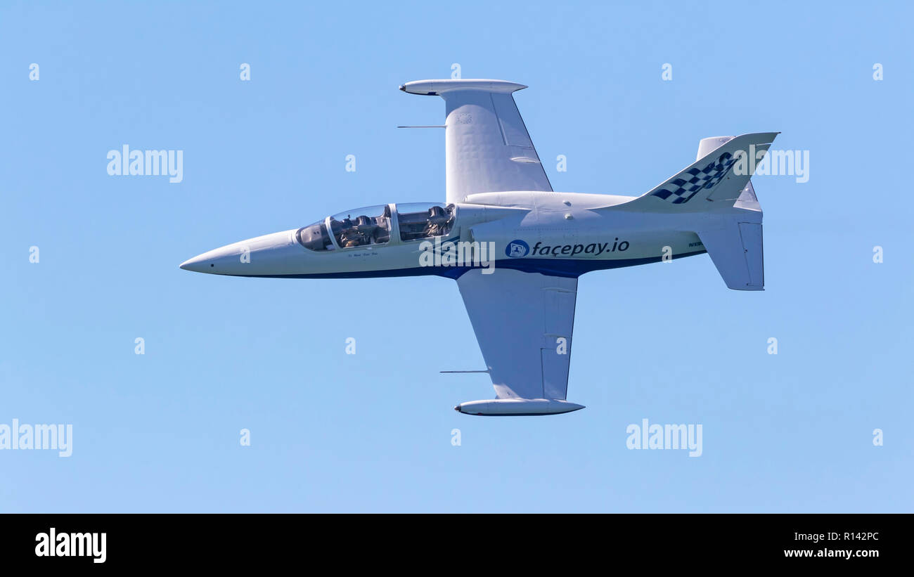 Albatros L-39 Jet airplane flying à Huntington Beach Banque D'Images