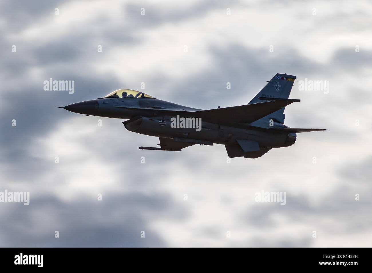 Le puissant F-16 Fighting Falcon Banque D'Images