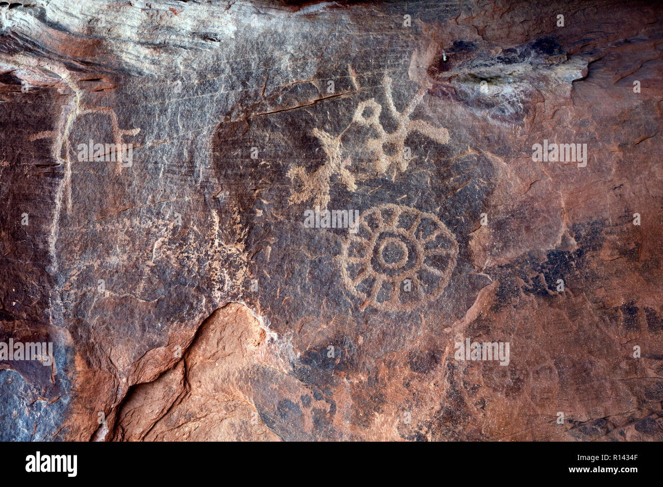 NV00116-00...NEVADA - Ancient Native American art rupestre, pétroglyphes, sur l'Atlatl Rock dans la Vallée de Feu State Park. Banque D'Images