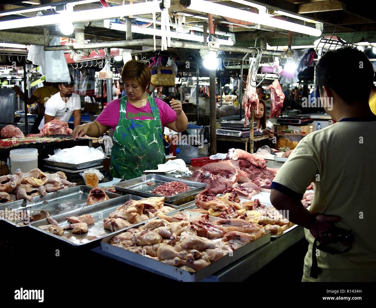 BINANGONAN, Rizal, PHILIPPINES - Novembre 8, 2018 : Un vendeur vend la viande la viande fraîche à un marché public. Banque D'Images