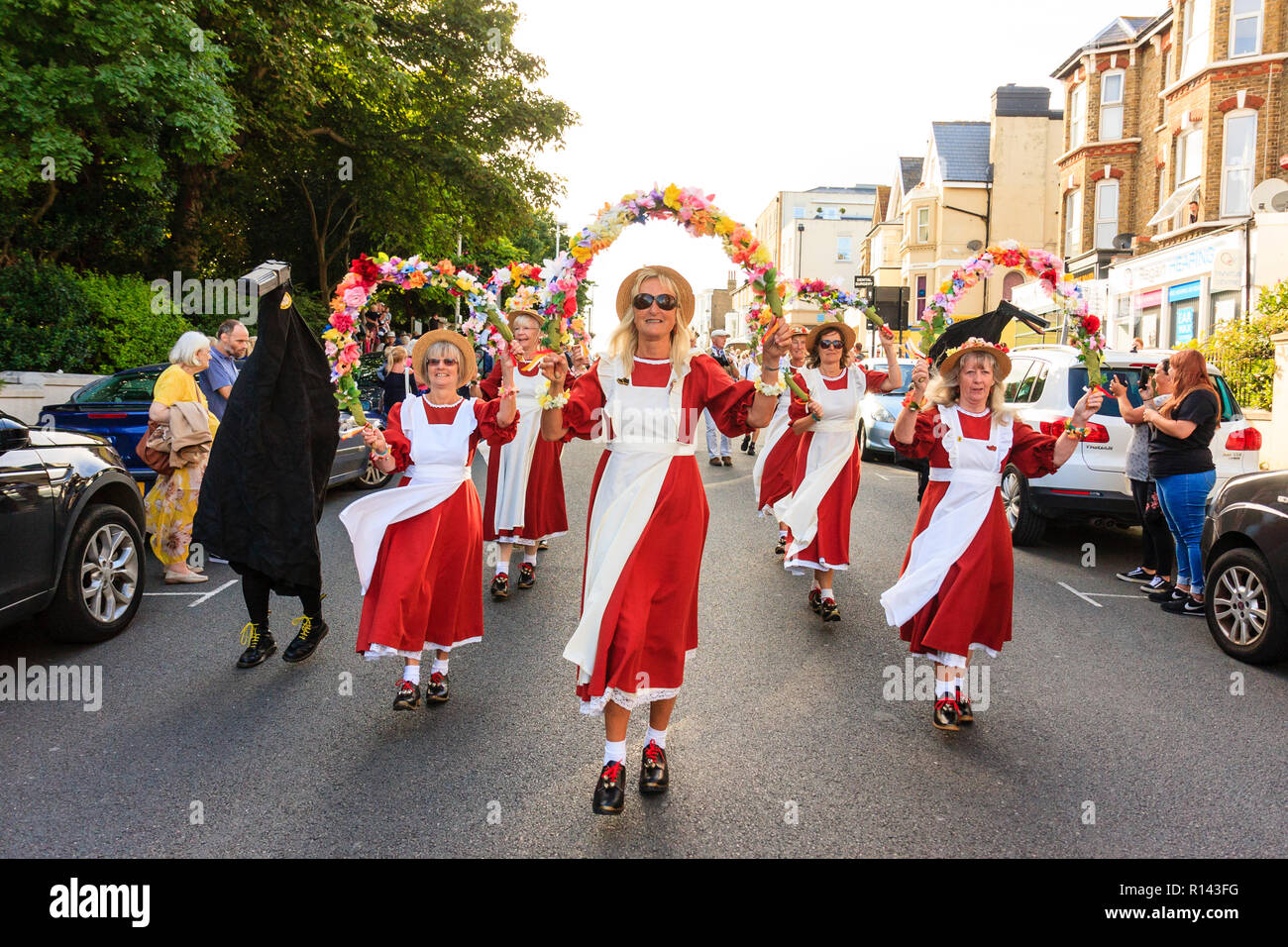 Défilé de la semaine folklorique de Broadstairs. La danse folklorique des femmes, la montée de Alouettes Morris, marchant vers la visionneuse de guirlande de fleurs sur la tête. Banque D'Images
