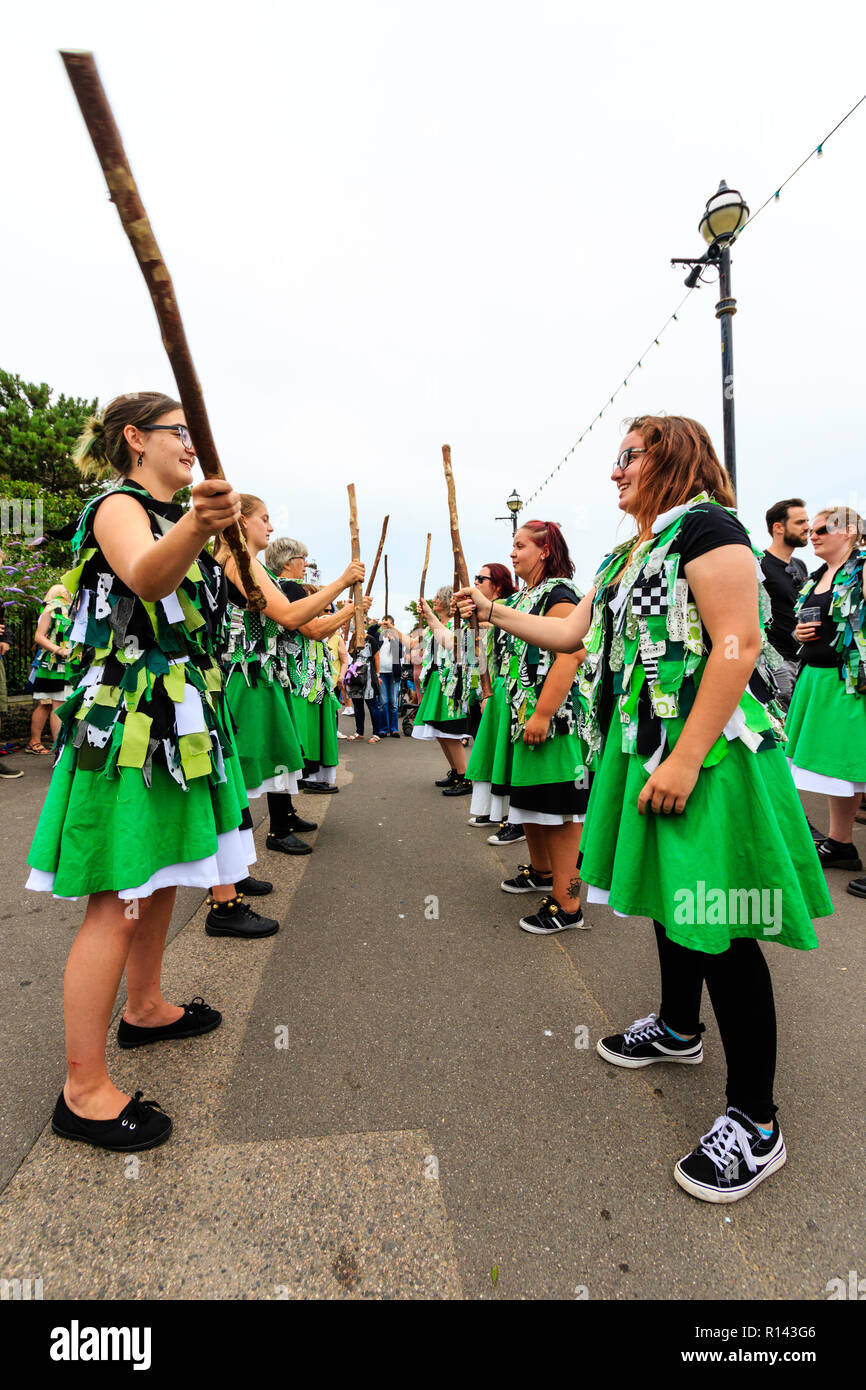 Festival de la semaine folklorique de Broadstairs. Offcumduns toutes les femmes côté Morris dancing sur la promenade du front de mer de leurs vestes vert tatter. Banque D'Images