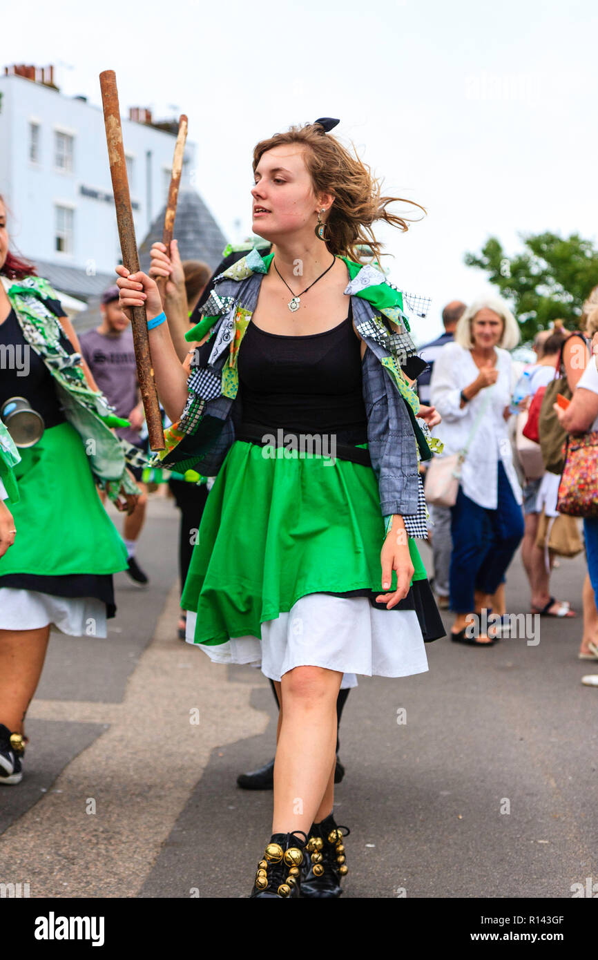 Festival de la semaine folklorique de Broadstairs. Offcumduns toutes les femmes côté Morris dancing sur la promenade du front de mer de leurs vestes vert tatter. Banque D'Images