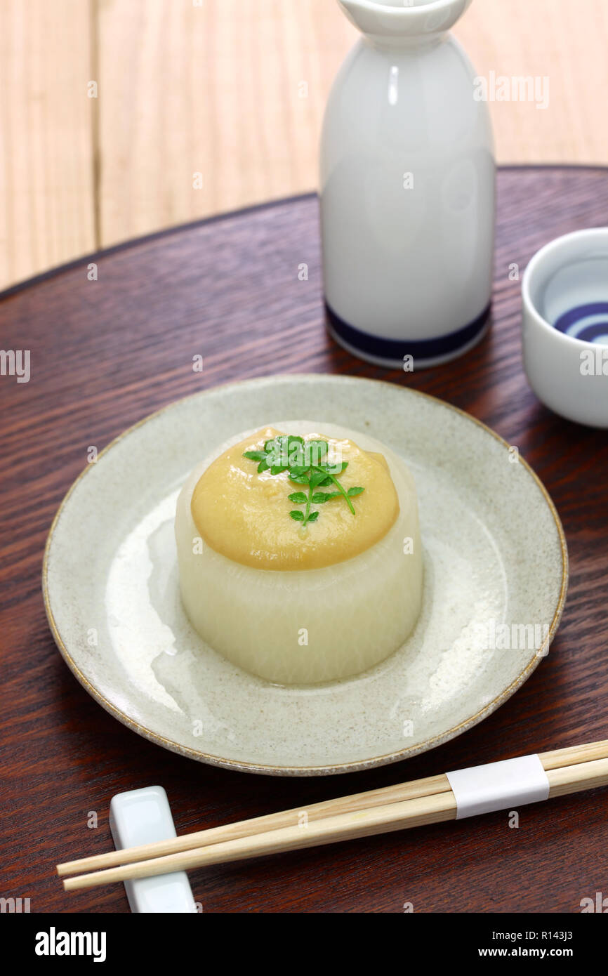 Furofuki daikon mitonnées, radis japonais servi avec sauce miso, cuisine végétarienne Banque D'Images