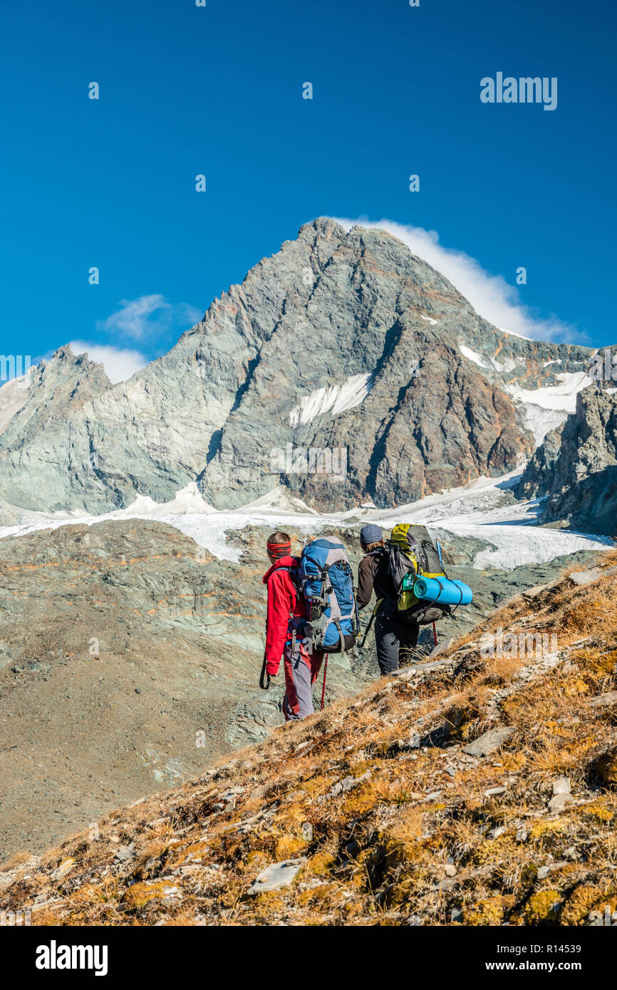 Deux alpinistes regardant Grossglockner pic en automne, Autriche Banque D'Images