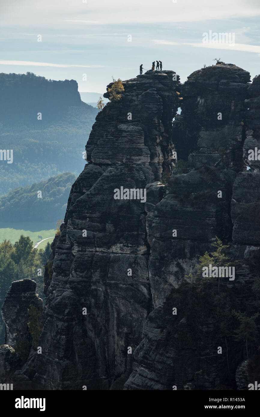 Climber silhouettes sur un tour de grès dans le Parc National de la Suisse Saxonne, Allemagne Banque D'Images