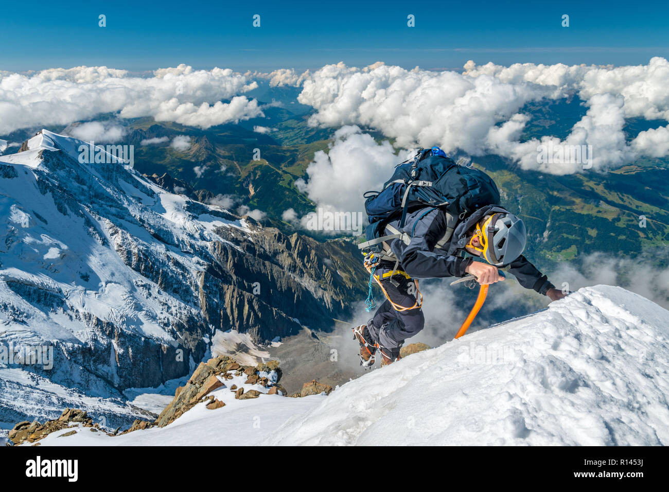 L'alpiniste extrême en haute altitude sur l'Aiguille de Bionnassay, sommet de montagne massif du Mont-Blanc, Alpes, France Banque D'Images