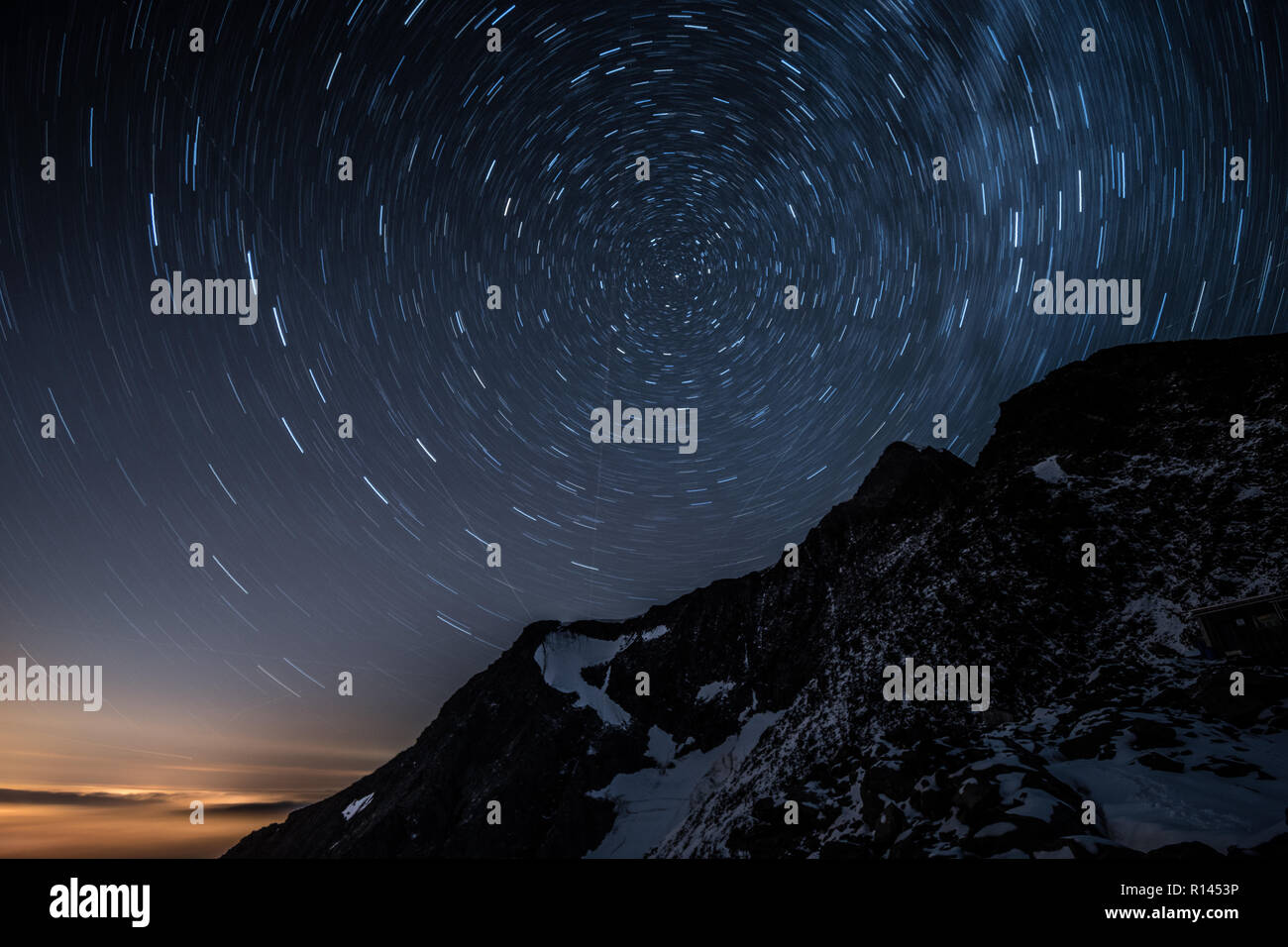 Ciel de nuit star trails de montagne au-dessus de l'Aiguille de Bionnassay, Alpes, France Banque D'Images