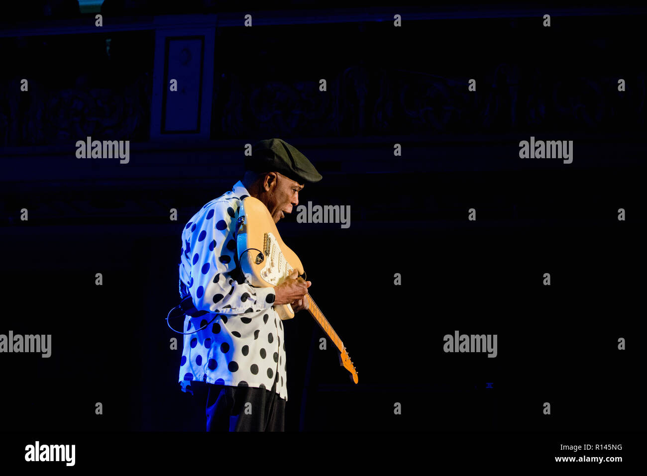Légende de Guitare Blues Buddy Guy effectue durant son concert à Lucerna, Prague, République tchèque, le 8 novembre 2018. (CTK Photo/Ivan Prokop) Banque D'Images