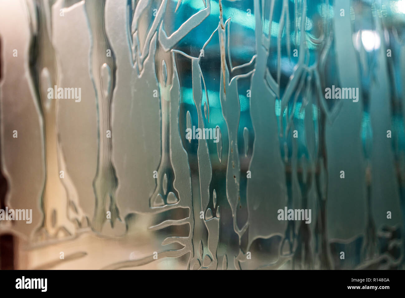 Gravures abstraites dans du verre, avec des tons bleus. Banque D'Images