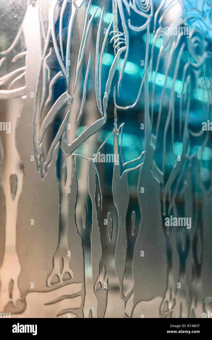 Gravures abstraites dans du verre, avec des tons bleus. Banque D'Images