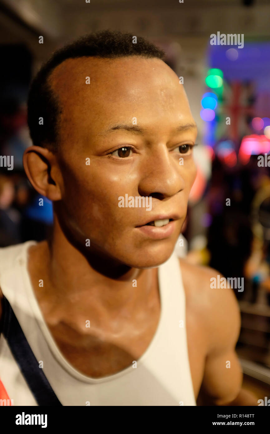 La figure de cire de l'athlète afro-américain Jesse Owens à l'attraction touristique de renommée mondiale du musée de cire de Madame Tussauds à Londres, Royaume-Uni. Banque D'Images