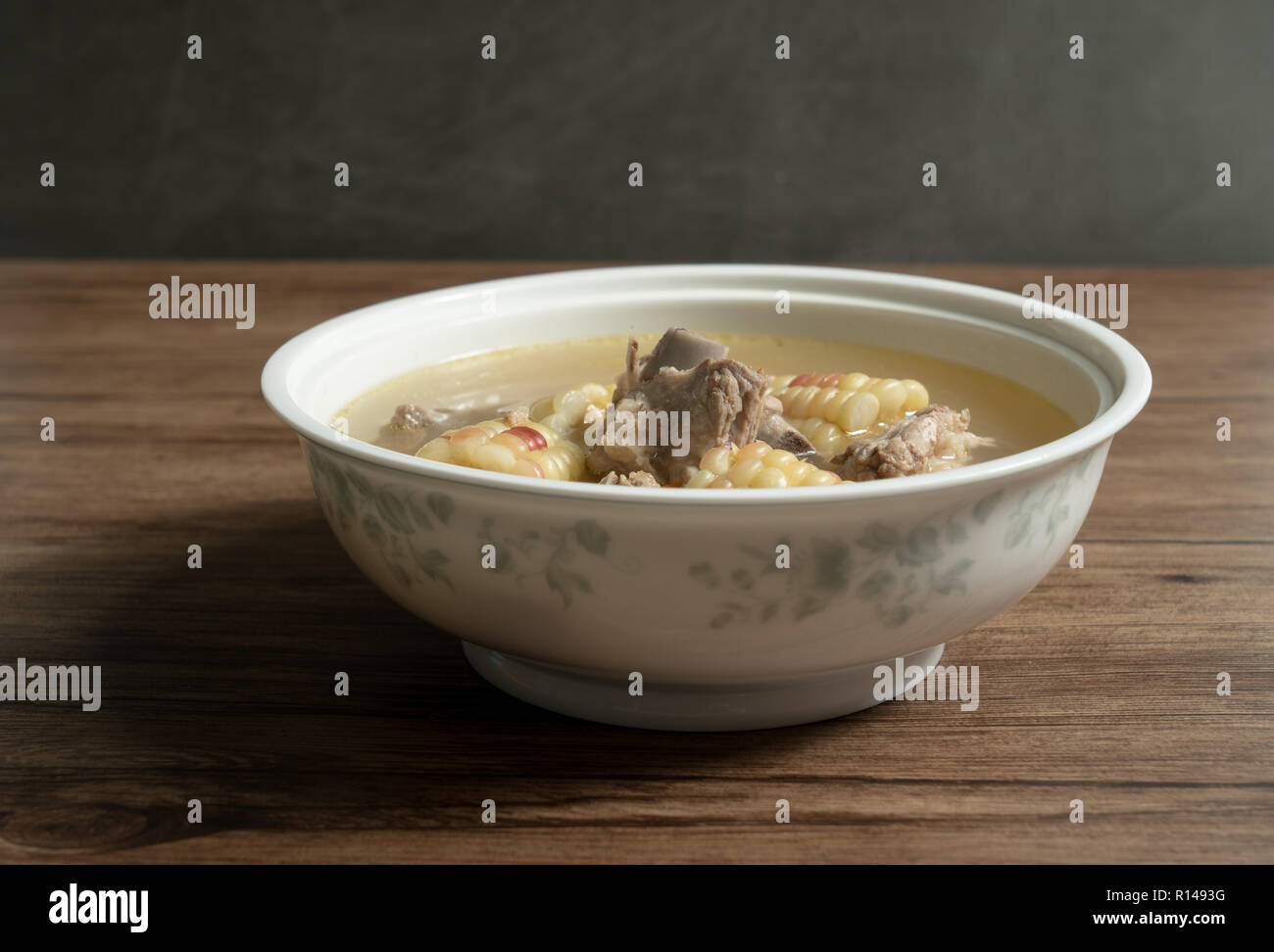 L'alimentation traditionnelle chinoise, maïs et soupe spareribs Banque D'Images