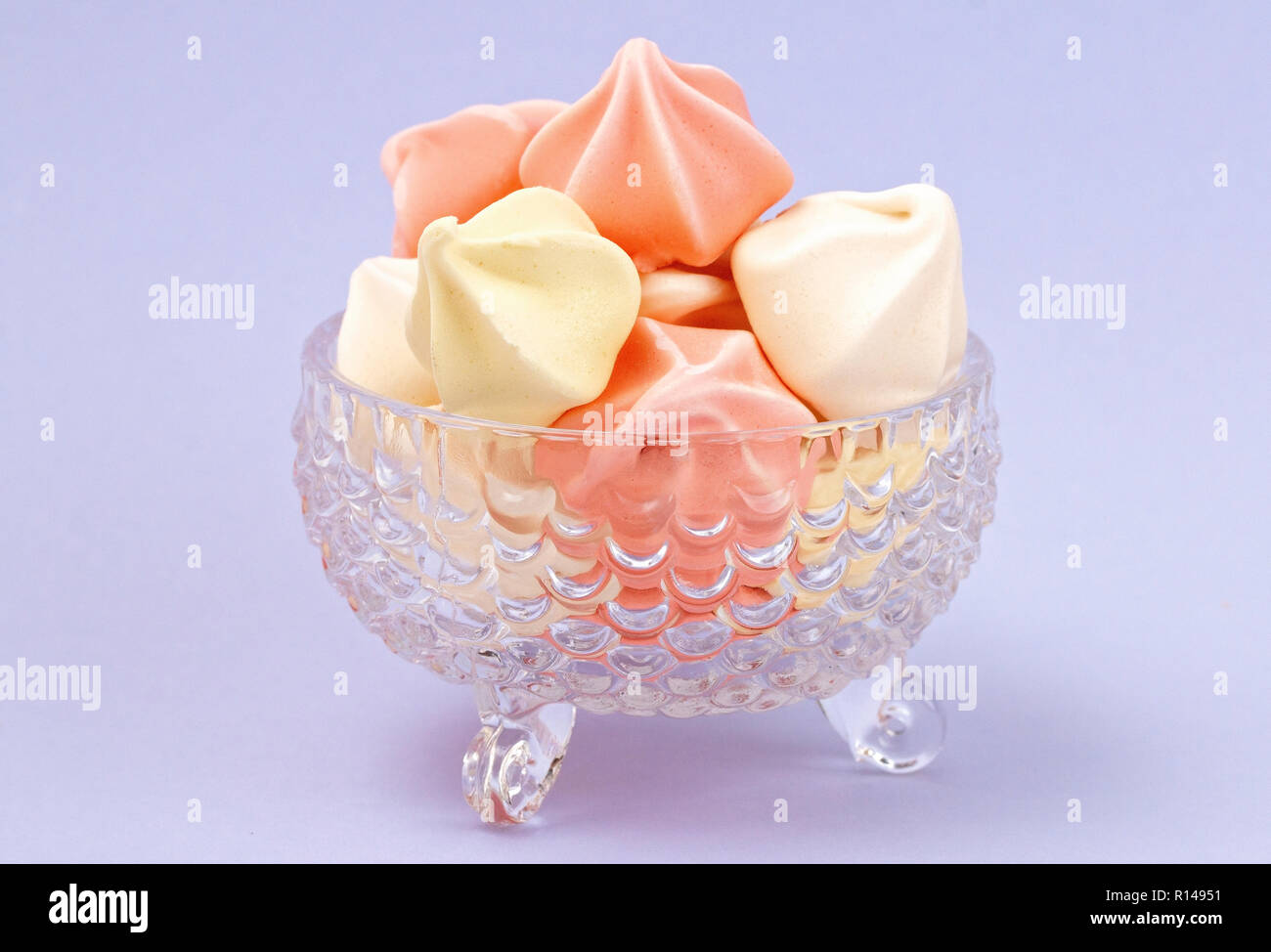 Un cristal Dessert bol rempli avec divers Meringues colorées Banque D'Images