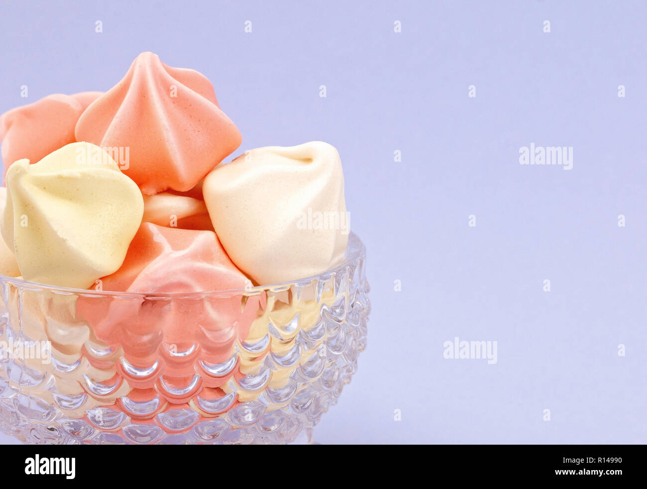 Un cristal Dessert bol rempli avec divers Meringues colorées Banque D'Images