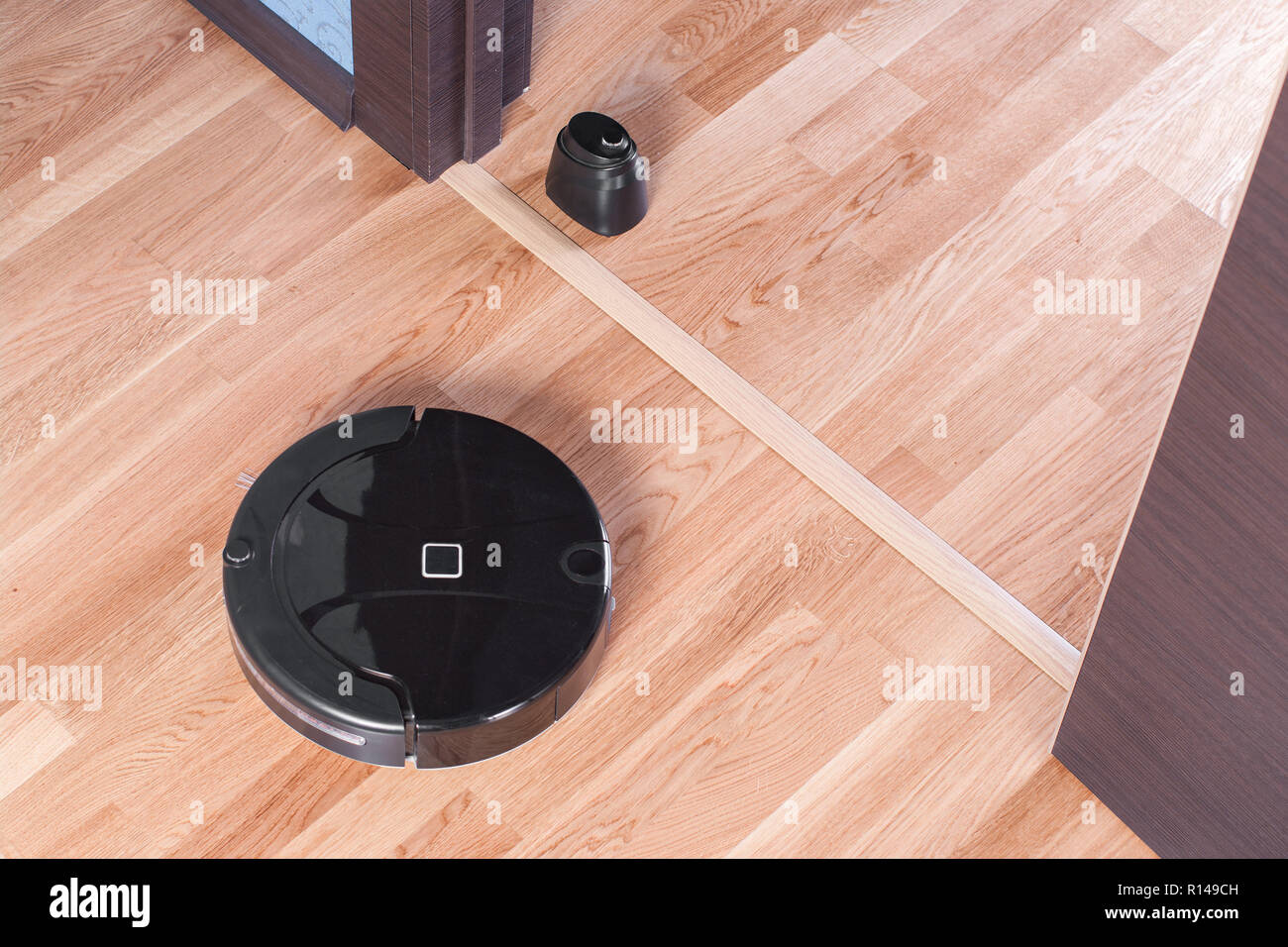 Mur virtuel ne permet pas d'aspirateur dans la pièce. Faisceau infrarouge  barrière utilise pour bloquer des portes robot et d'autres zones  hors-limite Photo Stock - Alamy