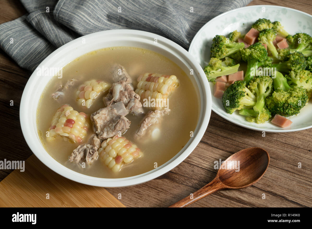 L'alimentation traditionnelle chinoise, maïs et soupe spareribs Banque D'Images