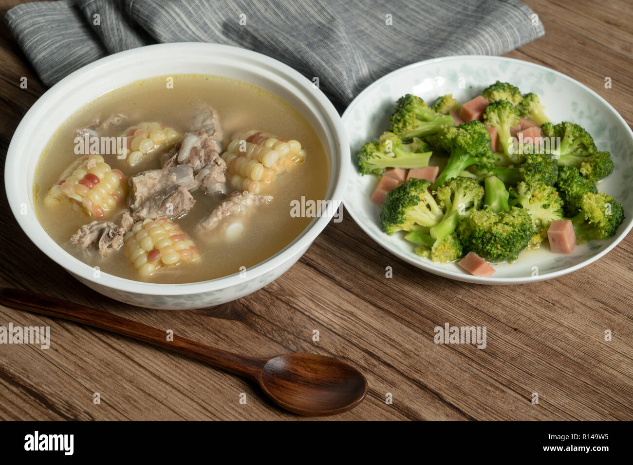 L'alimentation traditionnelle chinoise, maïs et soupe spareribs Banque D'Images