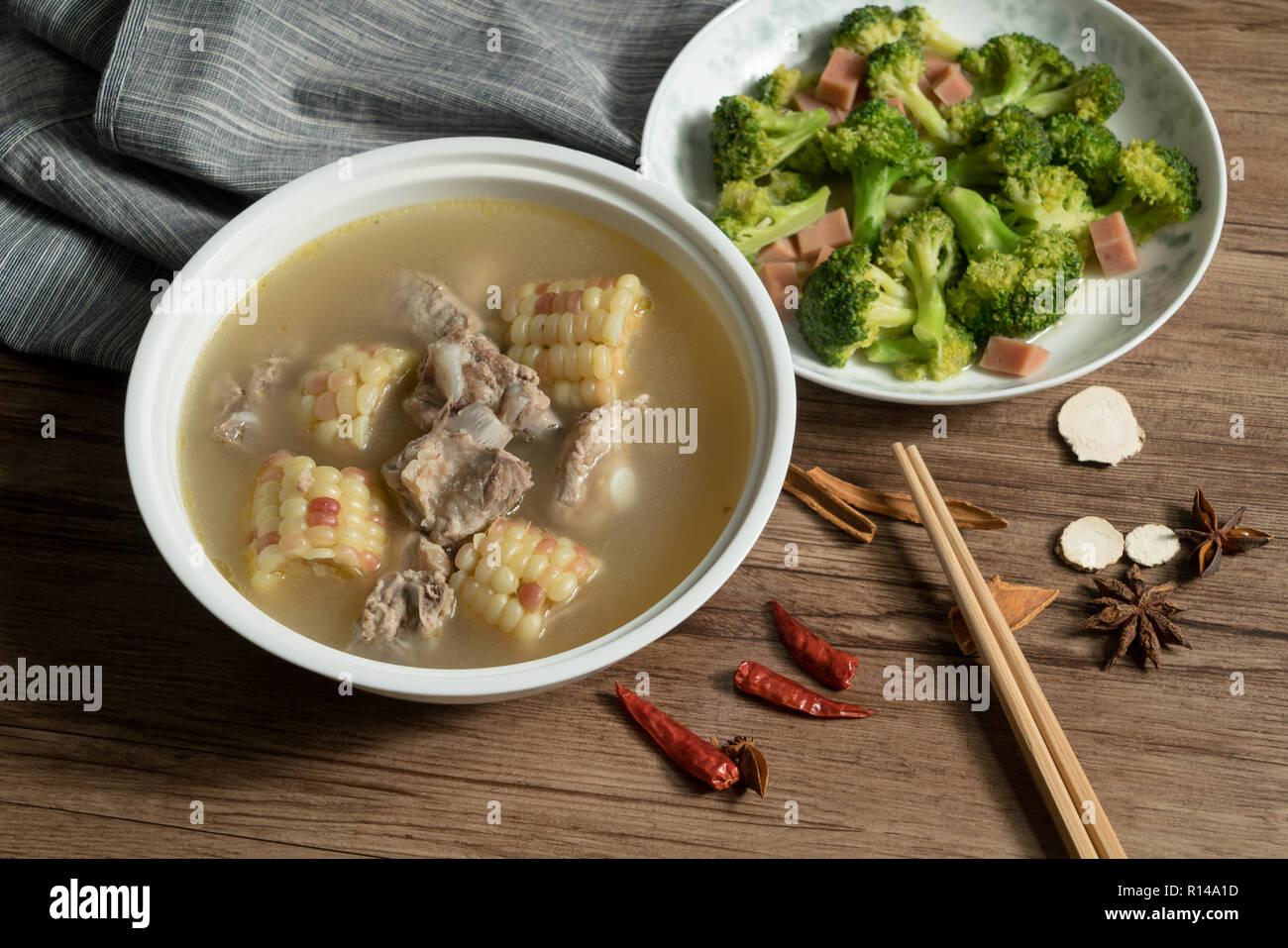 L'alimentation traditionnelle chinoise, maïs et soupe spareribs Banque D'Images