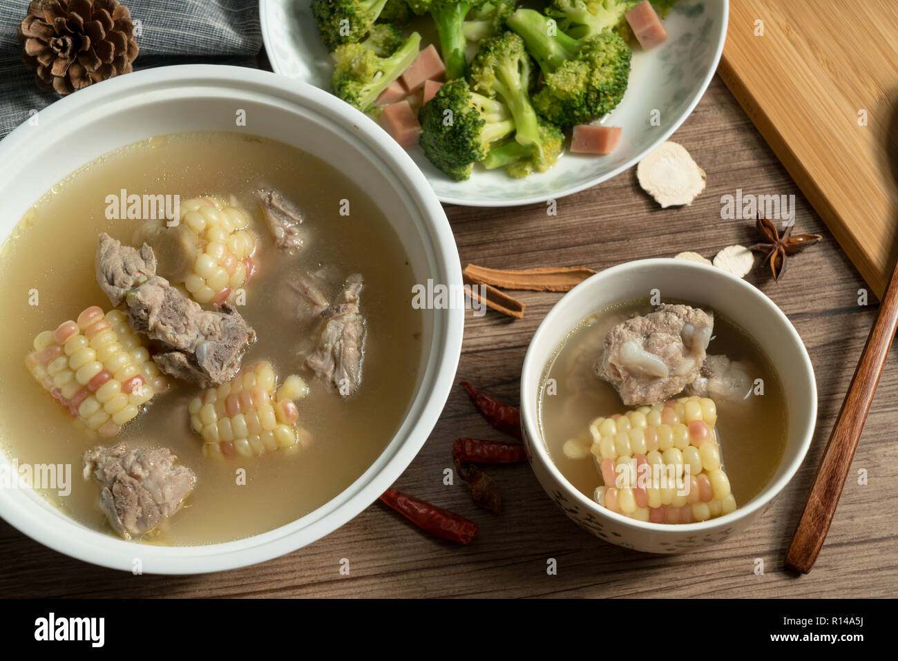 L'alimentation traditionnelle chinoise, maïs et soupe spareribs Banque D'Images