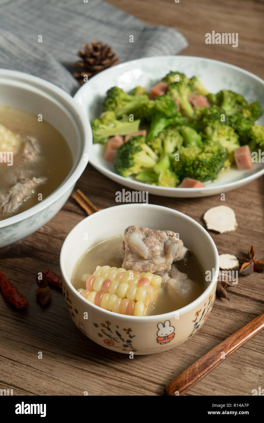 L'alimentation traditionnelle chinoise, maïs et soupe spareribs Banque D'Images