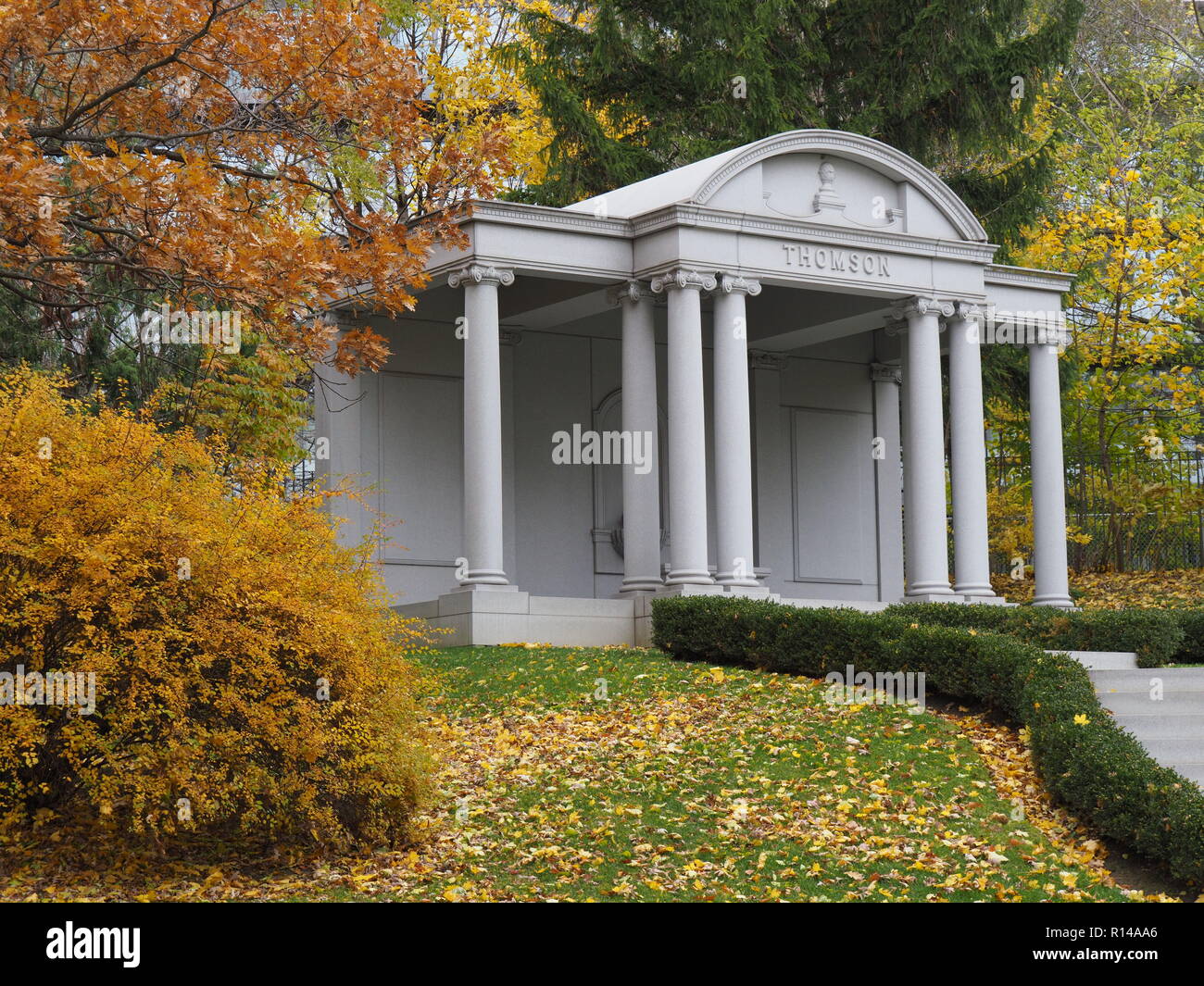 Mausolée de la famille Thomson, cimetière Mount Pleasant à Toronto avec des couleurs d'automne Banque D'Images