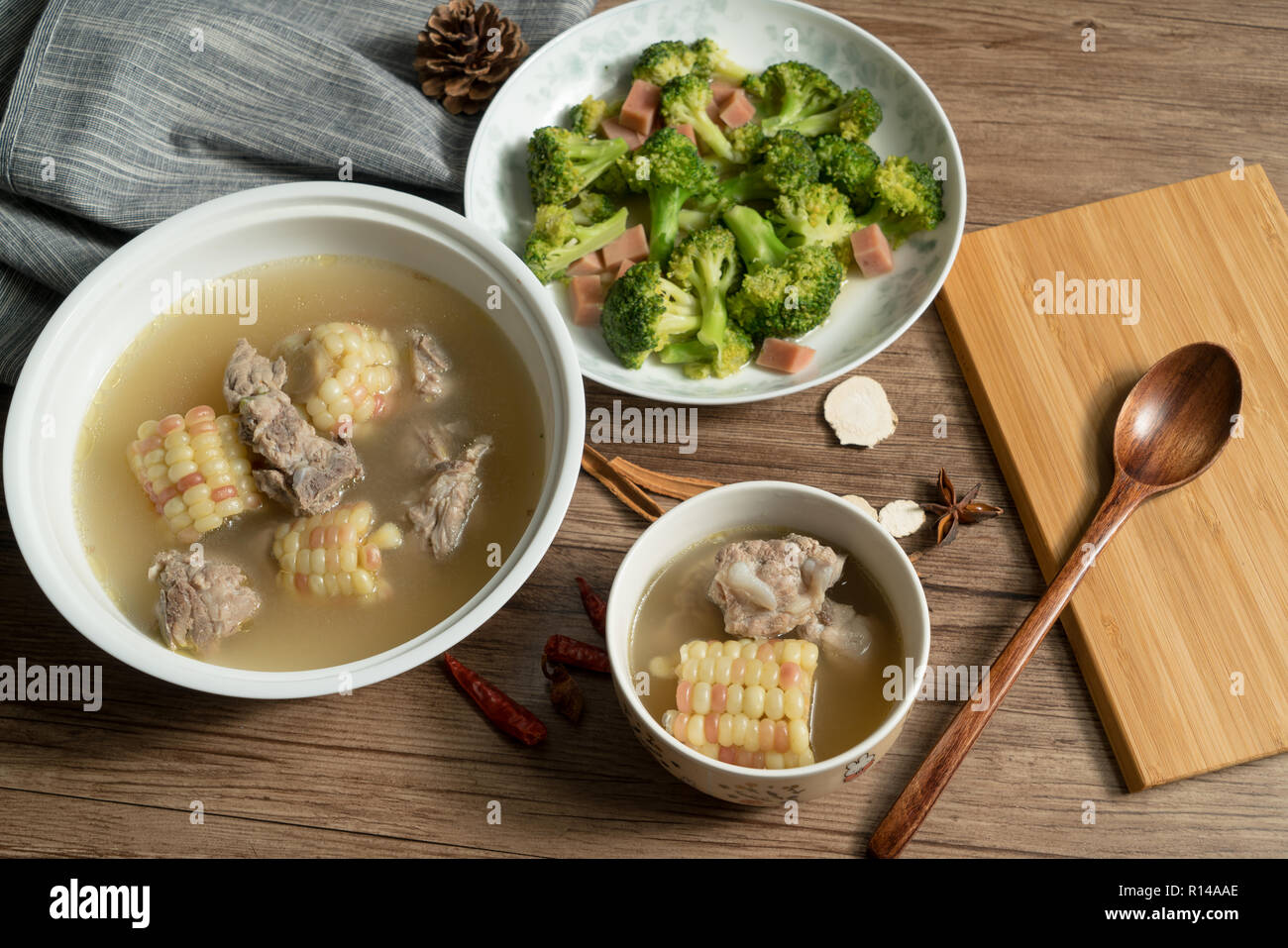 L'alimentation traditionnelle chinoise, maïs et soupe spareribs Banque D'Images