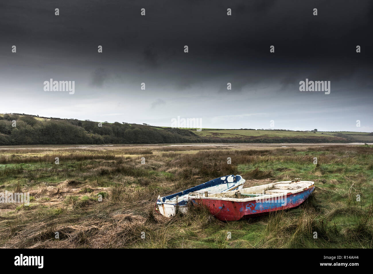 Petits canots abandonnés sur le marais salant sur l'estuaire Gannel à Newquay en Cornouailles. Banque D'Images