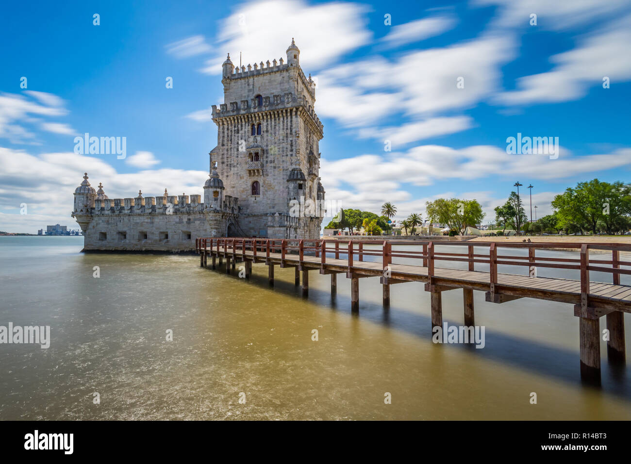 Une longue exposition ensoleillée de la Tour de Belém à Lisbonne Banque D'Images