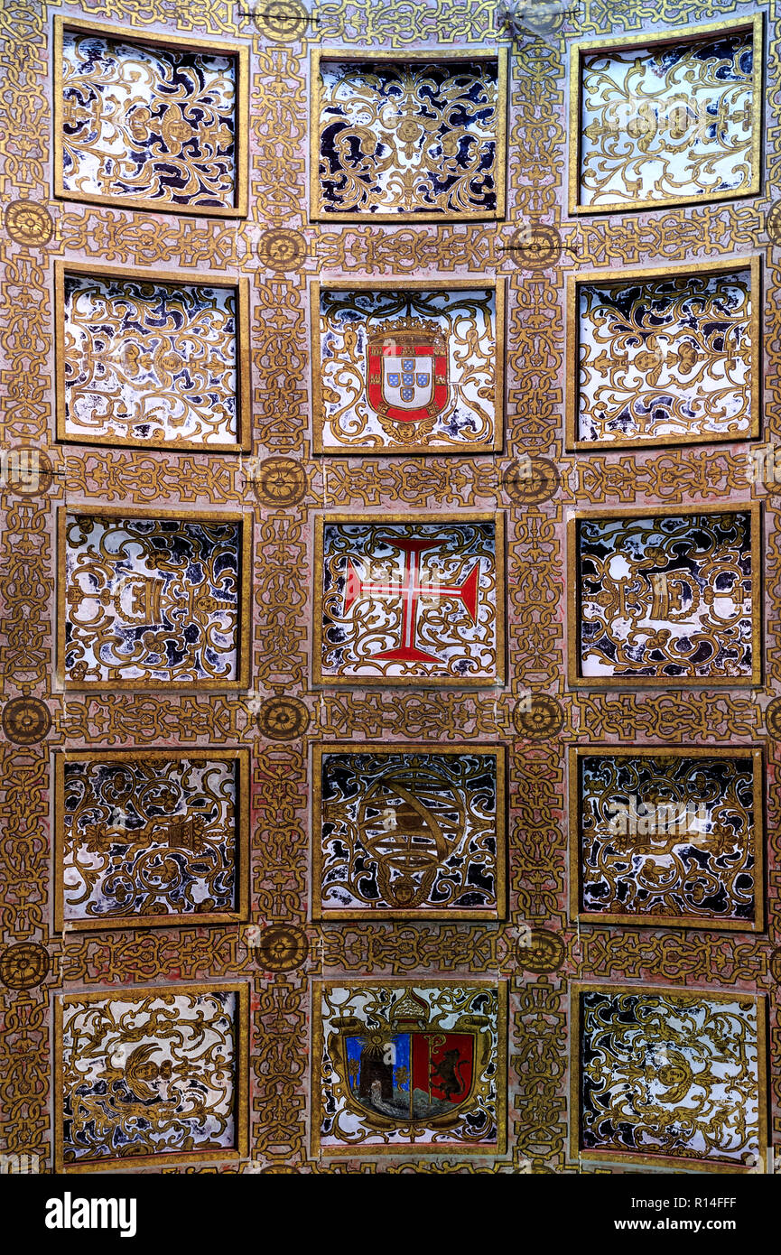 Détail de la magnifique plafond de la nouvelle sacristie de l'Église de Christ avec les représentations de la Croix du Christ, la sphère armillaire et la ro Banque D'Images