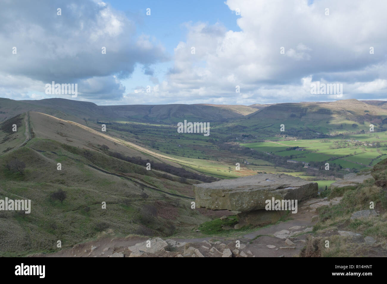 Le long de la crête pour Mam Tor dans la vallée de l'espoir, Peak District, Derbyshire Banque D'Images