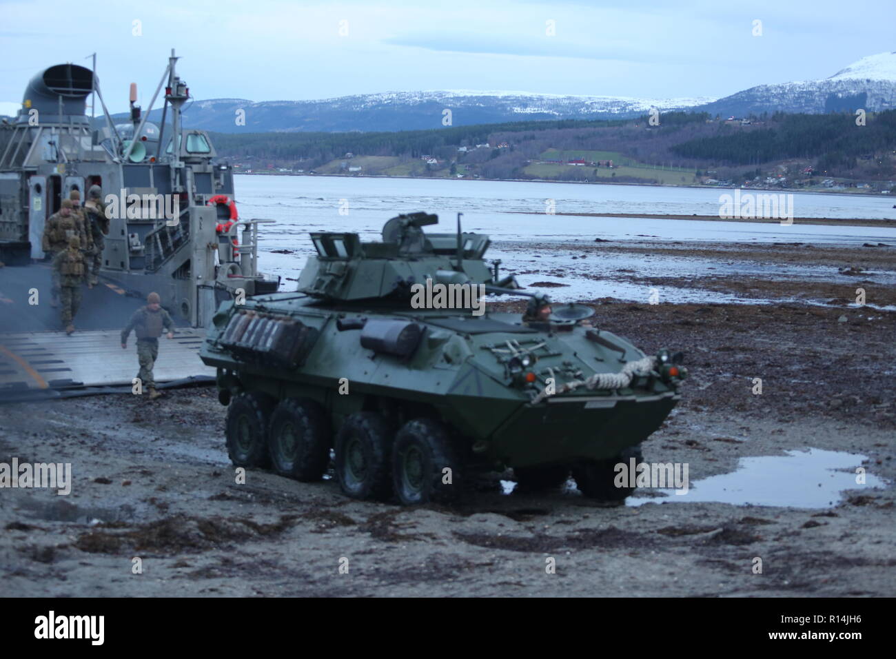 Les Marines américains avec 2e bataillon amphibie d'assaut du débarquement le débarquement de véhicules à coussin d'air dans un véhicule de combat Bradley détient une position au cours de l'exercice Trident Stade 18 Octobre 30, 2018 dans Alvund, la Norvège. L'exercice est le plus grand exercice de l'OTAN depuis 2015, et comprend plus de 50 000 militaires de 31 pays. Banque D'Images