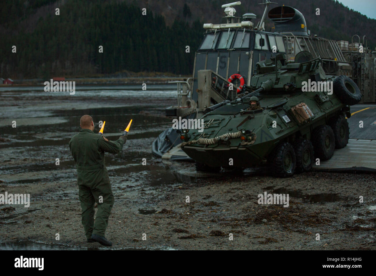 Les Marines américains avec 2e bataillon amphibie d'assaut du débarquement le débarquement de véhicules à coussin d'air dans un véhicule de combat Bradley détient une position au cours de l'exercice Trident Stade 18 Octobre 30, 2018 dans Alvund, la Norvège. L'exercice est le plus grand exercice de l'OTAN depuis 2015, et comprend plus de 50 000 militaires de 31 pays. Banque D'Images