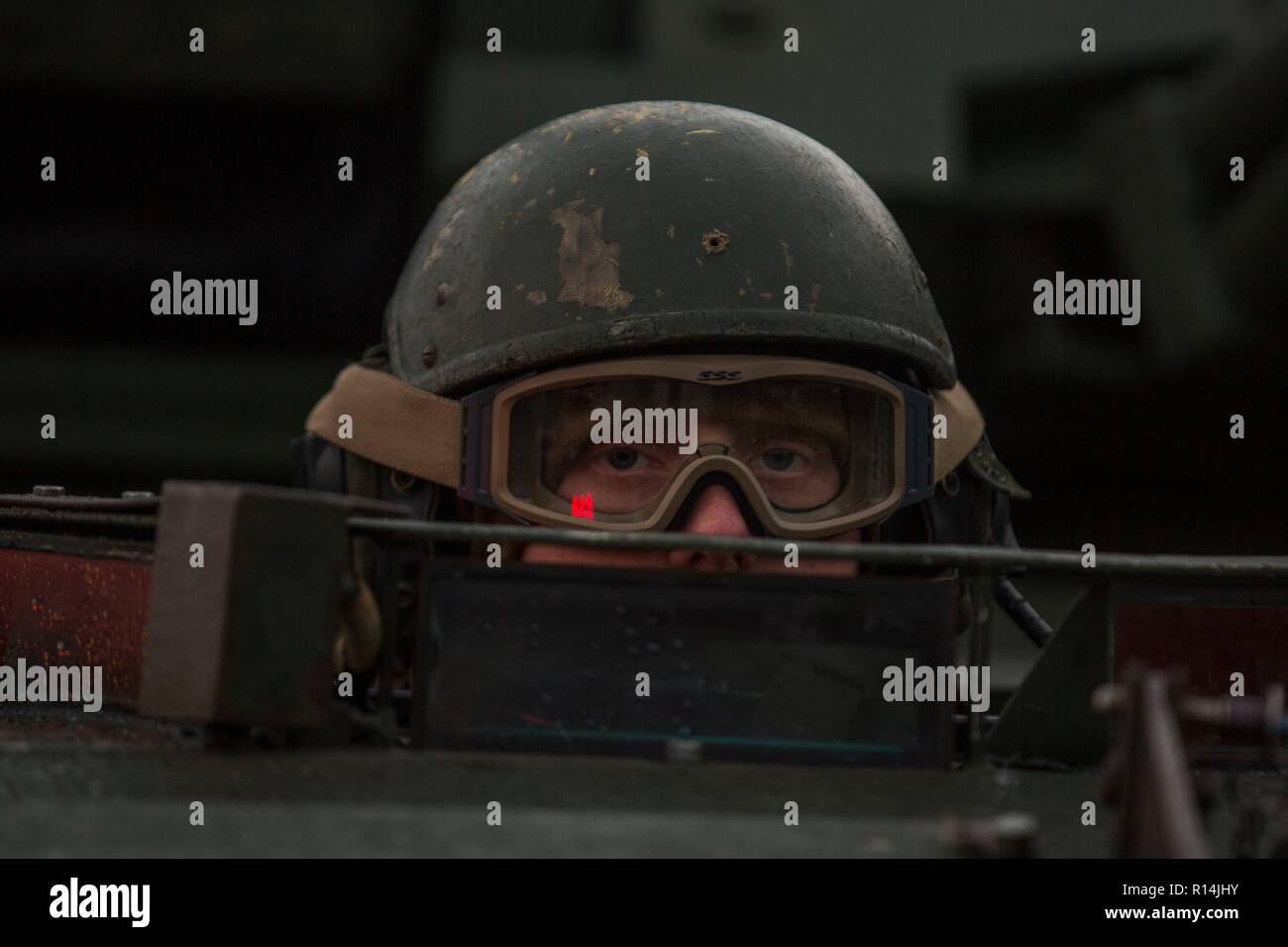 Les Marines américains avec 2e bataillon amphibie d'assaut du débarquement le débarquement de véhicules à coussin d'air dans un véhicule de combat Bradley détient une position au cours de l'exercice Trident Stade 18 Octobre 30, 2018 dans Alvund, la Norvège. L'exercice est le plus grand exercice de l'OTAN depuis 2015, et comprend plus de 50 000 militaires de 31 pays. Banque D'Images