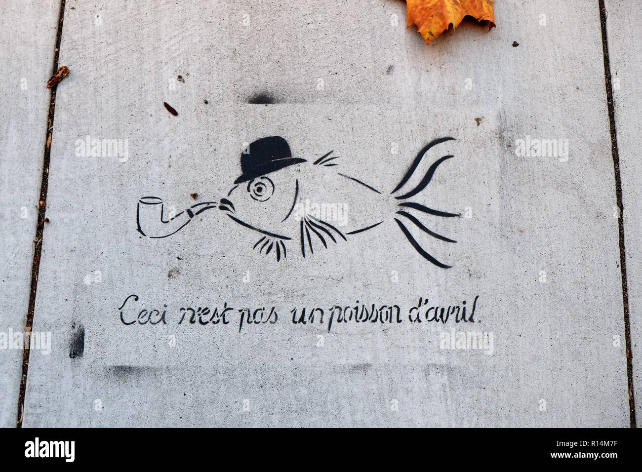 Stencil Art avec ceci n'est pas un poisson d'avril ; ce n'est pas un poisson d'avril ; tuyau Magritte et chapeau melon, San Francisco, California, USA. Banque D'Images