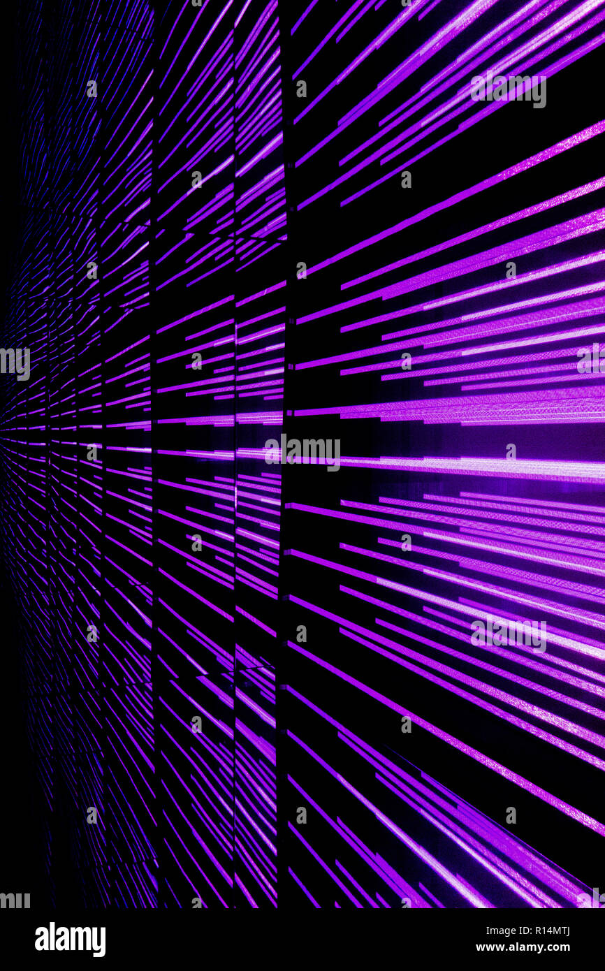 Des traînées de lumière colorée vue décroissants et créer un sentiment de mouvement, de mouvement et de vitesse Banque D'Images