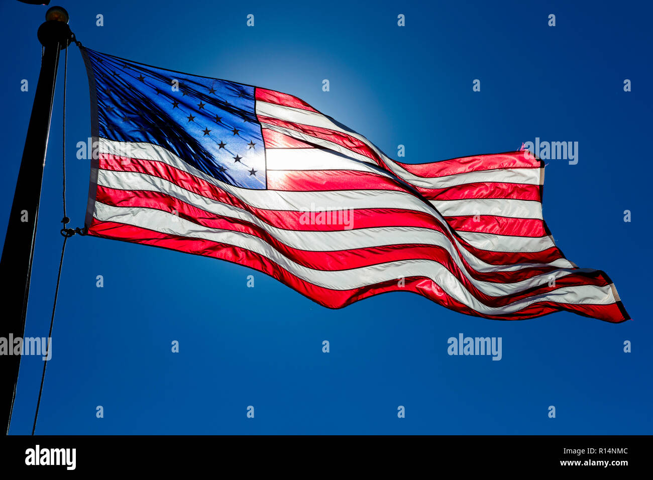 SEPT 13. En 2018, l'Arizona - US Flag vagues dans ciel bleu en Arizona Banque D'Images