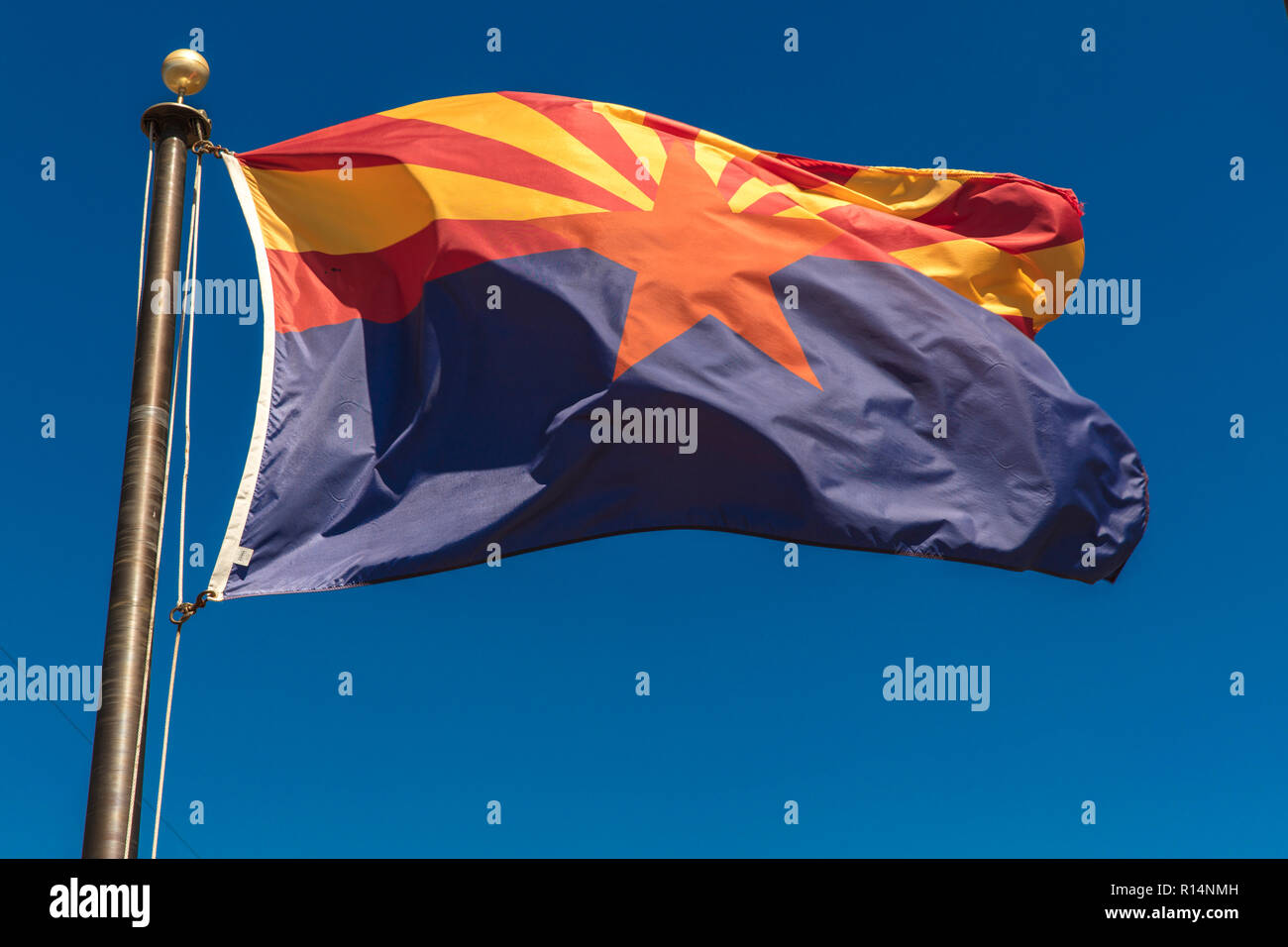 SEPT 13. En 2018, l'Arizona - Arizoma vagues du pavillon dans le ciel bleu de l'Arizona Banque D'Images