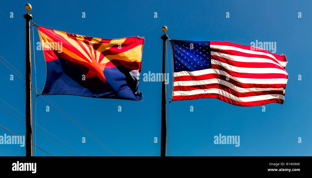 13 septembre 2018, l'Arizona, USA - Arizona et US Flag voler dans un ciel bleu Banque D'Images