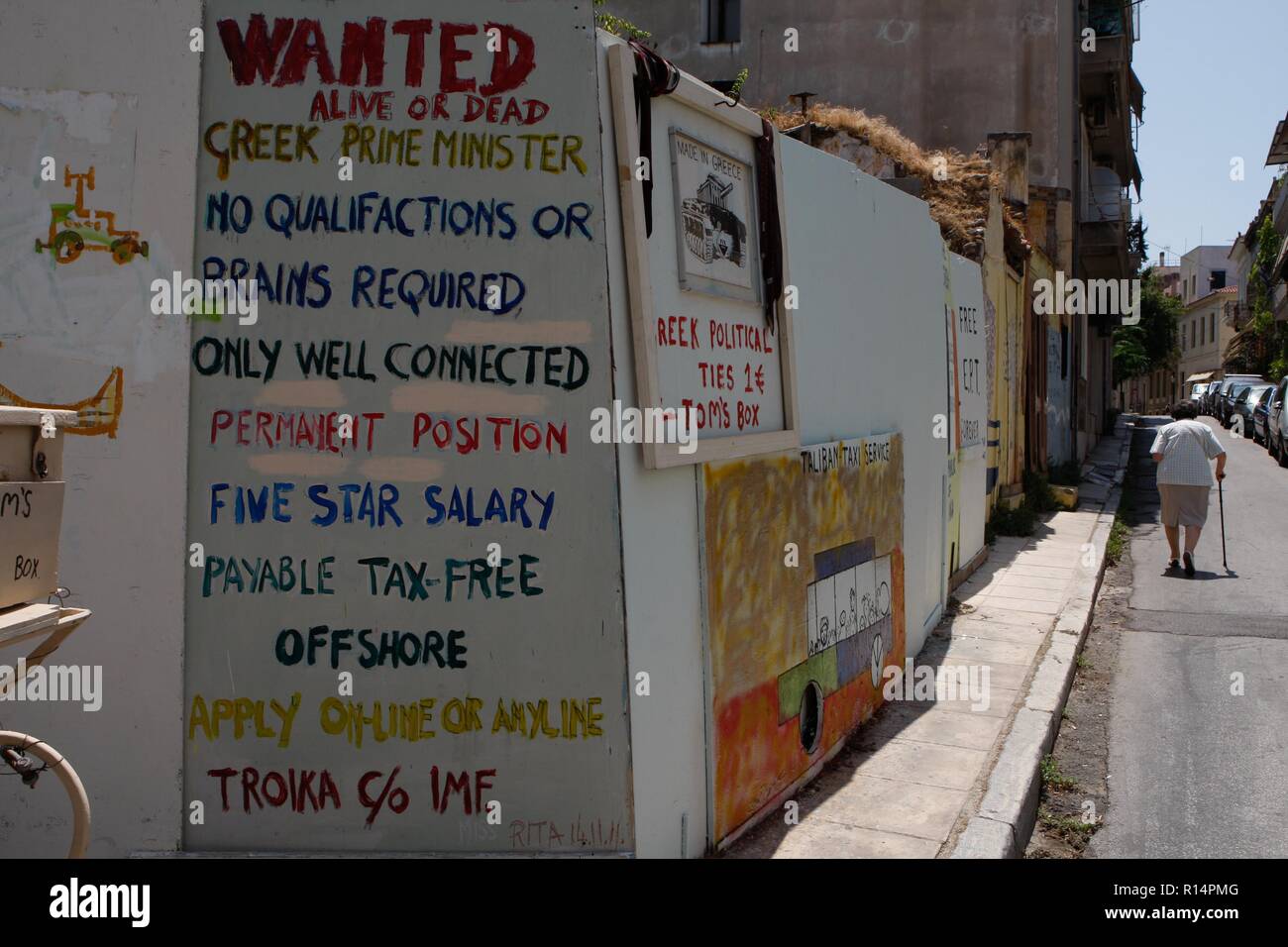 La crise économique grecque inspire les artistes graffiti qui expriment leurs pensées sur le mur d'Athènes. Banque D'Images