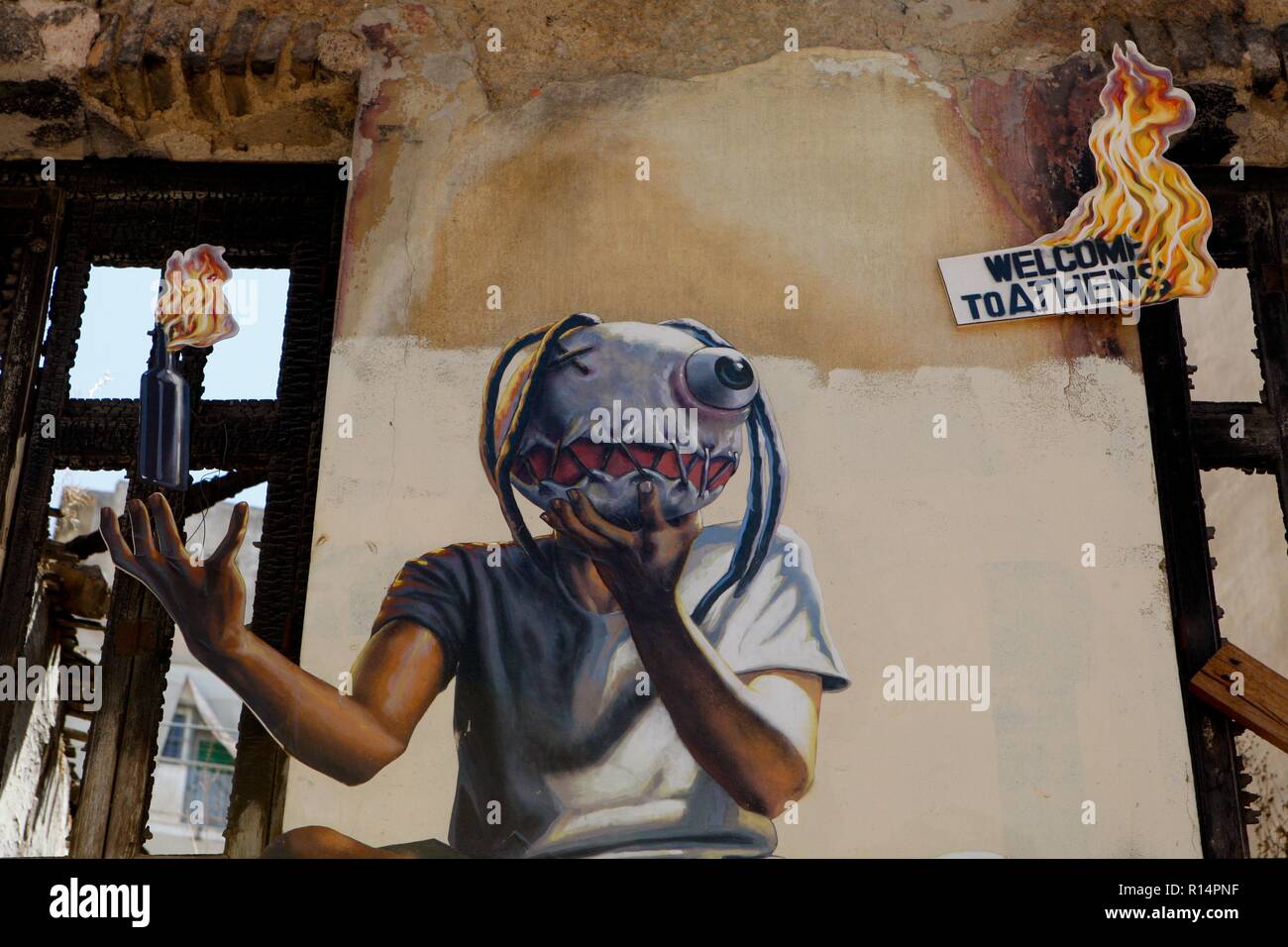 La crise économique grecque inspire les artistes graffiti qui expriment leurs pensées sur le mur d'Athènes. Banque D'Images