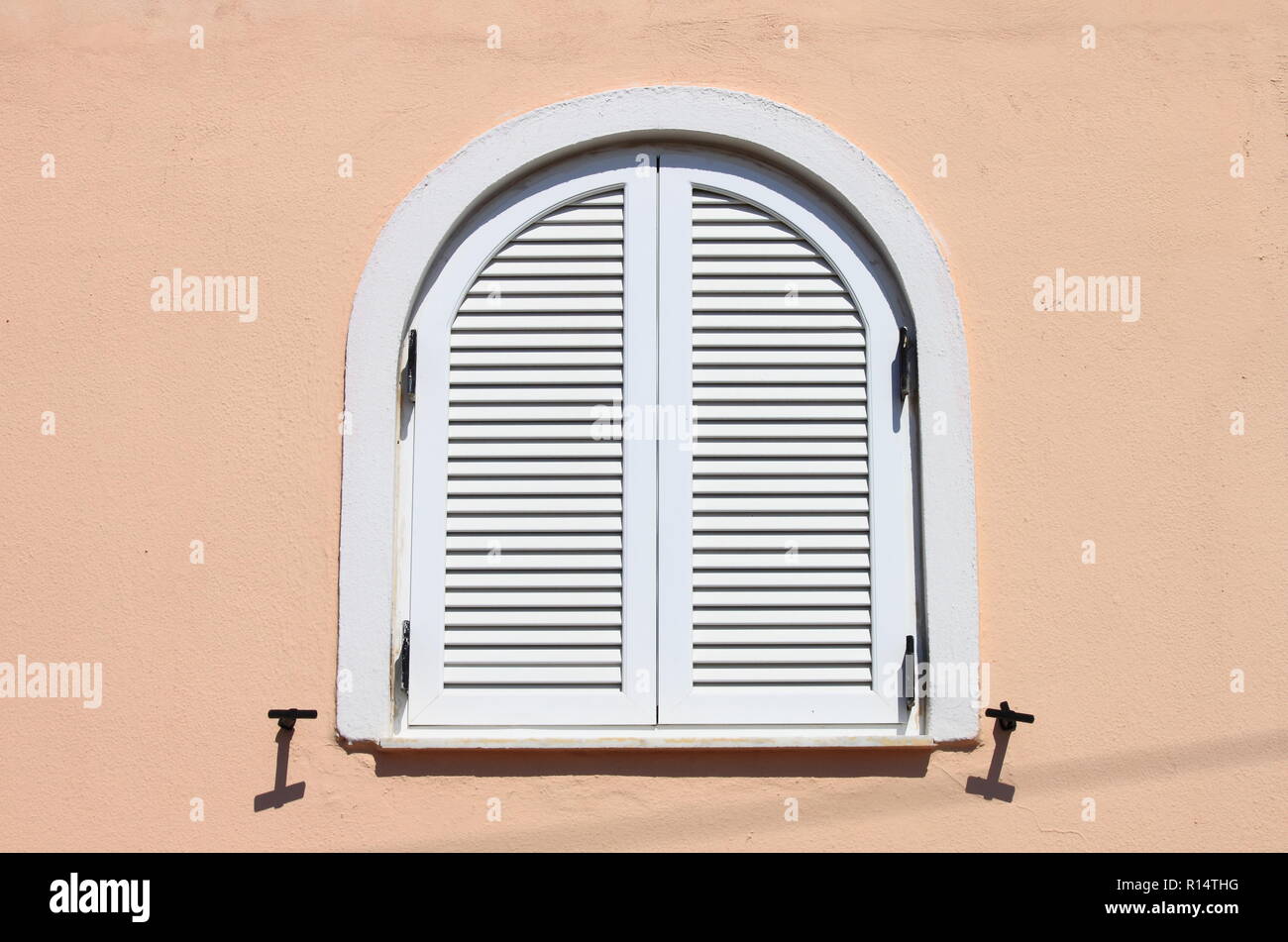 La fenêtre de style italien avec des volets fermés Banque D'Images