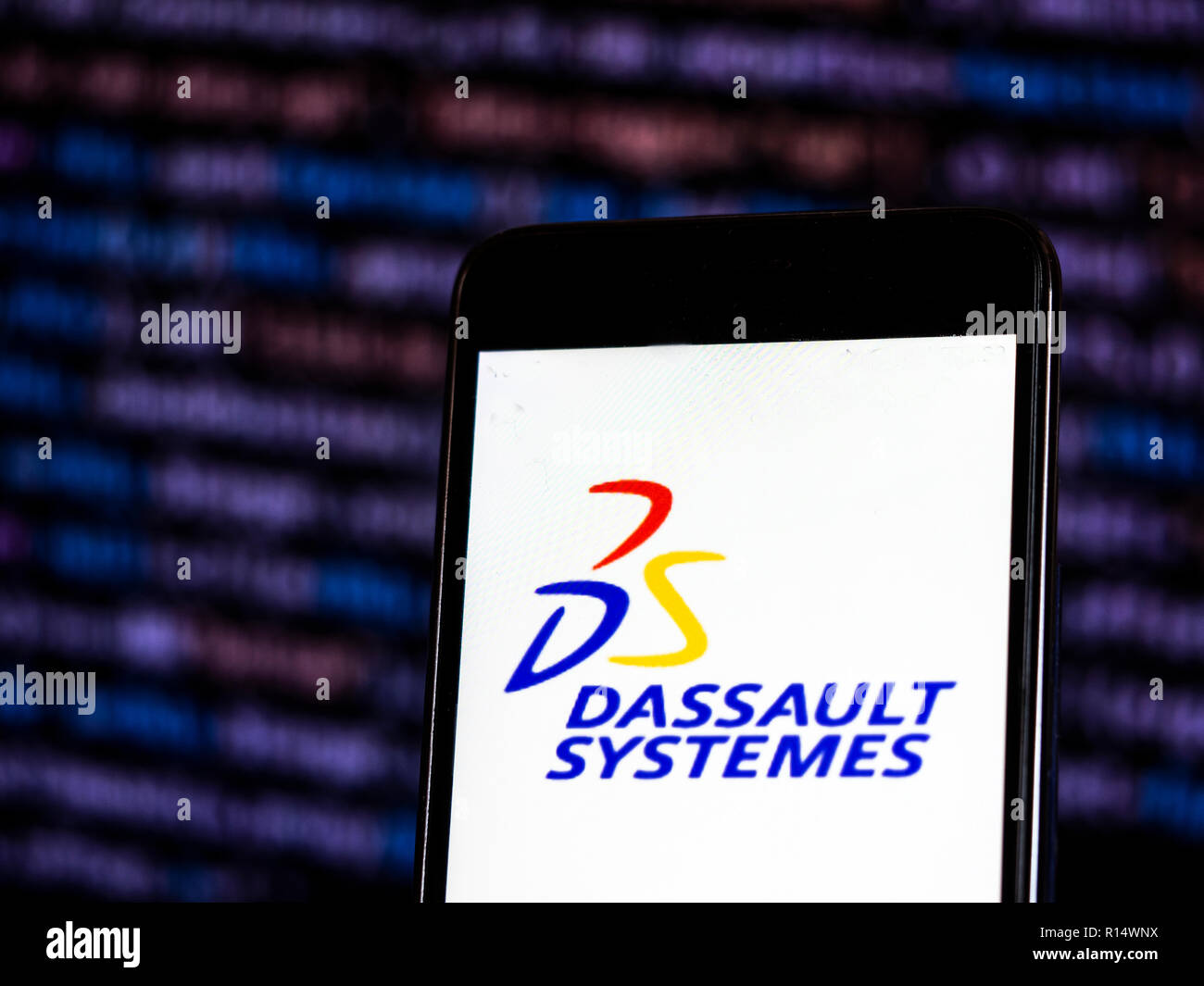 Les logiciels de Dassault Systèmes le logo de la société vu affichée sur  téléphone intelligent. Dassault Systèmes, 'Le 3DEXPERIENCE Company', est un  logiciel européen, dont le siège social est situé à Vélizy-Villacoublay,