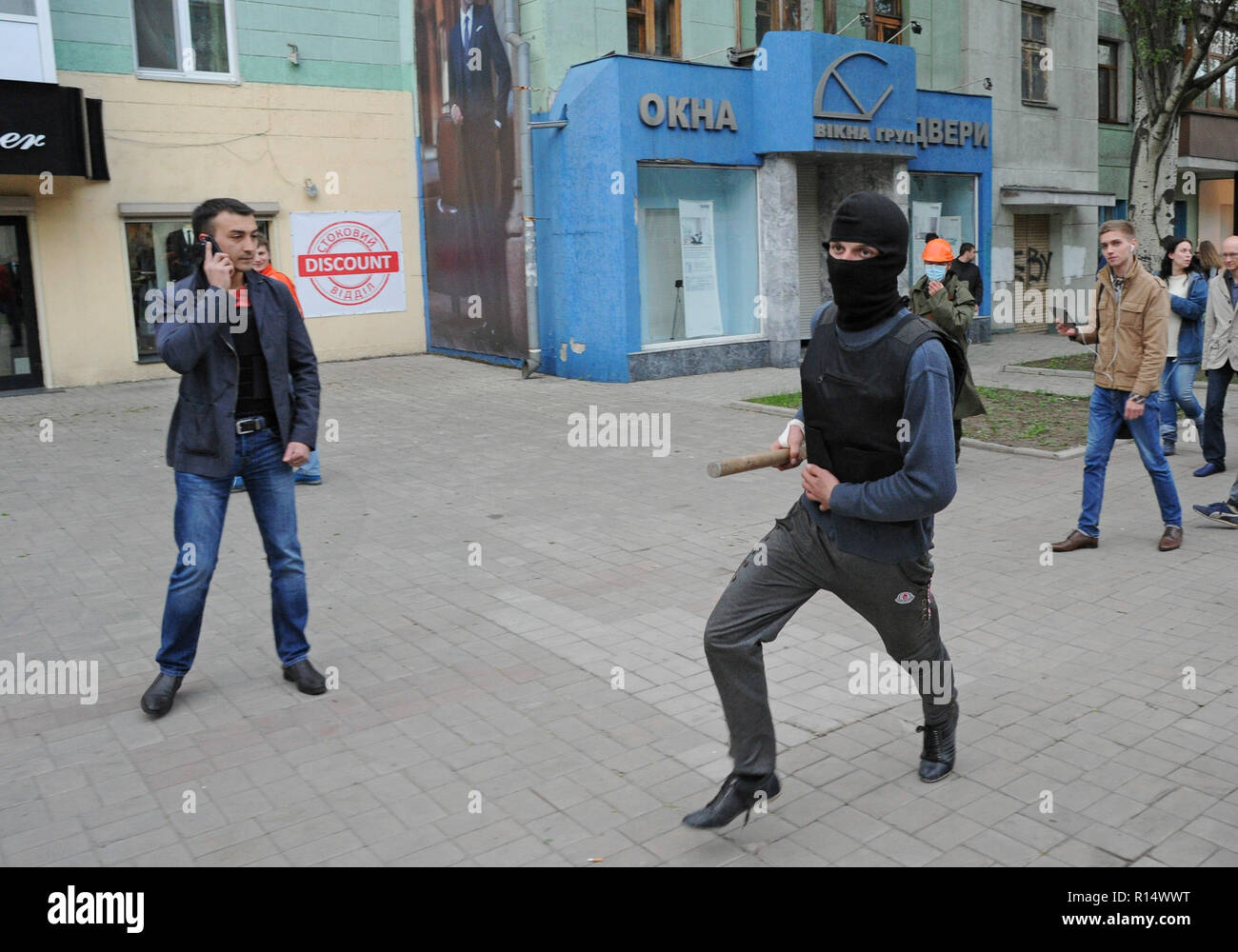 28 avril 2014 - Donetsk, Ukraine : attaque des militants Taliban ukrainiens qui ont manifesté pacifiquement pour la préservation de l'unité de leur pays. Le groupe séparatiste pro-russe, en majorité des jeunes à Balaclava, ensuite célébré leurs actions en criant qu'ils avaient brisé le 'fascistes'. Une manifestation pacifique en faveur de l'unite de l'Ukraine un Donetsk est brutalement dispersee par des groupes pro-russes separatistes armes de matraques et, pour certains, d'armes blanches et de pistolets. Il s'agit de la derniere tentative des partisans de l'unite ukrainienne de defiler dans les rues. La Banque D'Images