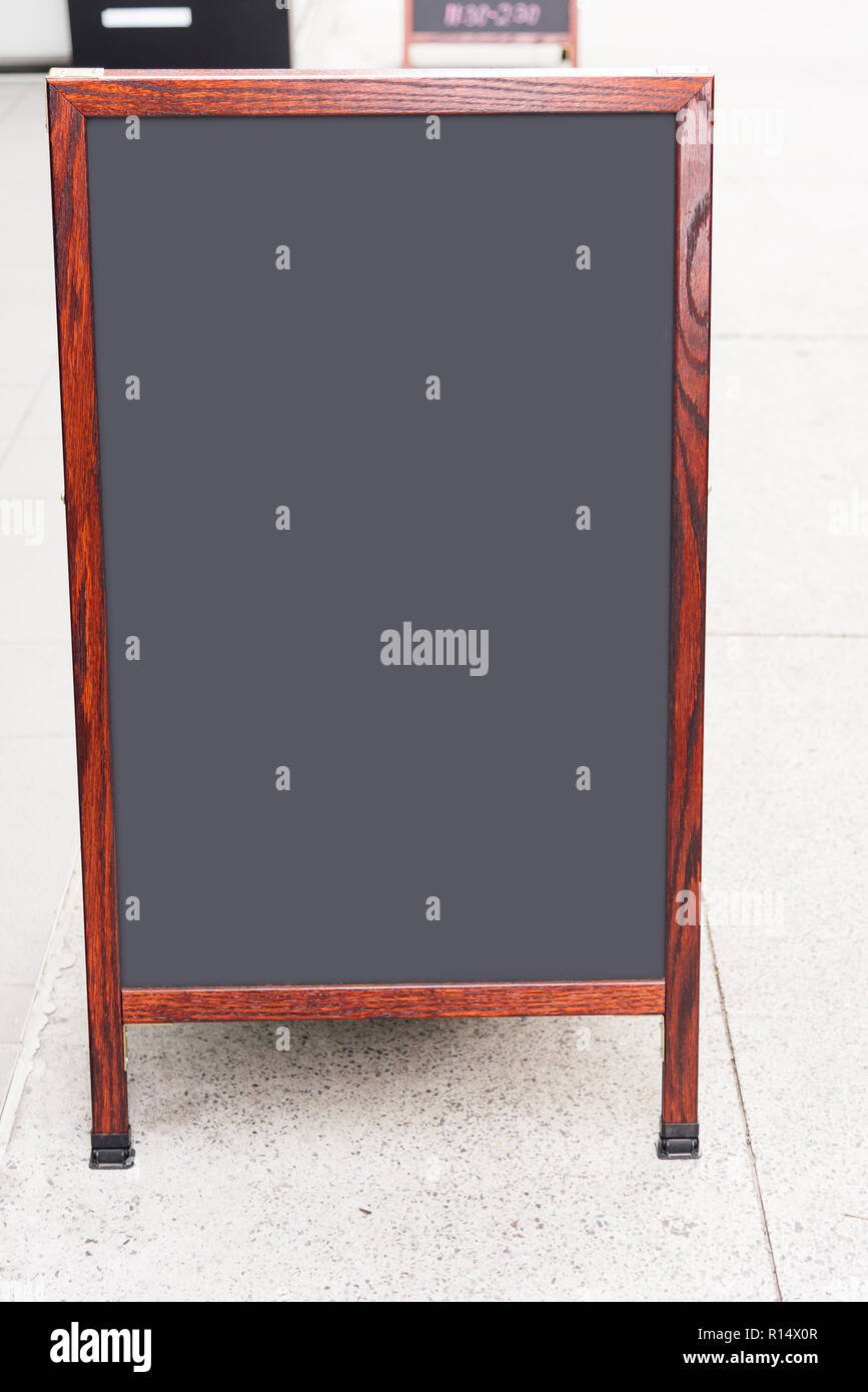 Rue Chalk board maquette stand. Tableau noir avec cadre en bois modèle. Café ou restaurant, rack menu Banque D'Images