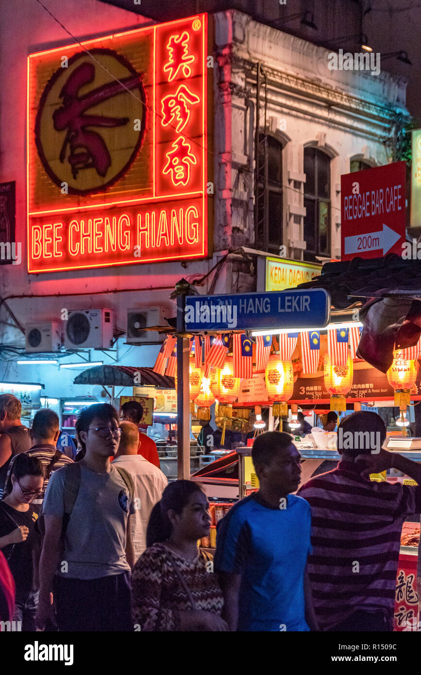 KUALA LUMPUR, MALAISIE - 20 juillet : scène de nuit des stands de nourriture de rue dans le célèbre quartier chinois le 20 juillet 2018 à Kuala Lumpur Banque D'Images